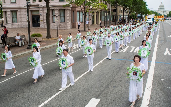 Вшанування пам'яті загиблих в ході репресій послідовників Фалунь Дафа. Вашингтон, 2013 рік. Фото: Велика Епоха 