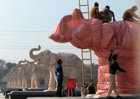 В Индии в преддверии выборов спешно накрывают статуи слонов. Фото: MANAN VATSYAYANA/Getty Images 