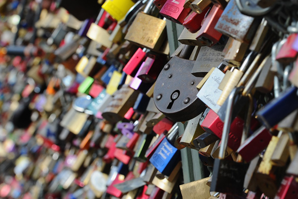 Замочки як символи кохання на мості в Кельні. Фото: Dennis Grombkowski/Getty Images 