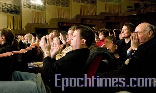 Зрители заворожено смотрят концерт творческого коллектива Шень Юнь Фото: И Лосюн/ Великая Эпоха 