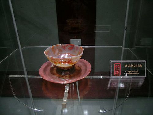 Блюдце і чашка з агата. Фото із secretchina.com 