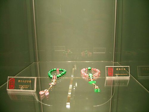 Бірюзові браслети. Фото із secretchina.com 