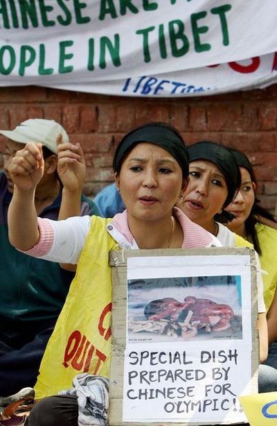 Нью-Делі (Індія). Літня жінка на акції протесту проти придушення тибетців китайською компартією. Фото: Raveendran/AFP/Getty Images 