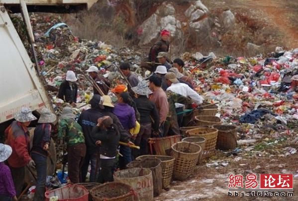 Люди з бідних районів, на звалищі вони перебирають сміття і шукають речі придатні для використання або здачі на вторинну переробку. Фото: http://bbs.163.com 