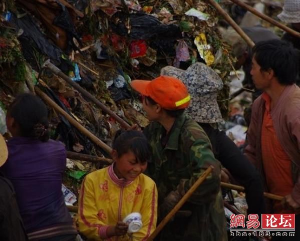 Люди з бідних районів, на звалищі вони перебирають сміття і шукають речі придатні для використання або здачі на вторинну переробку. Фото: http://bbs.163.com 
