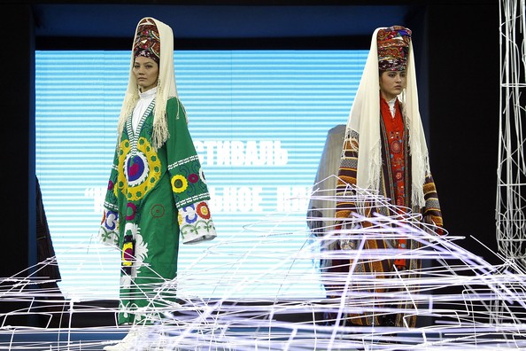 Узбецькі мотиви на Фестивалі національного одягу. Фото: Yves Forestier / Getty Images for Style.Uz Art Week 