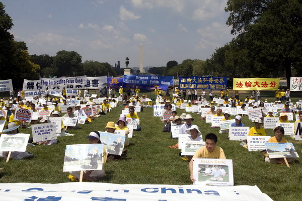 21 липня 2010 на західній галявині Капітолійського пагорба у Вашингтоні послідовники Фалуньгун проводять мітинг на знак протесту проти переслідування. Фото: The Epoch Times 