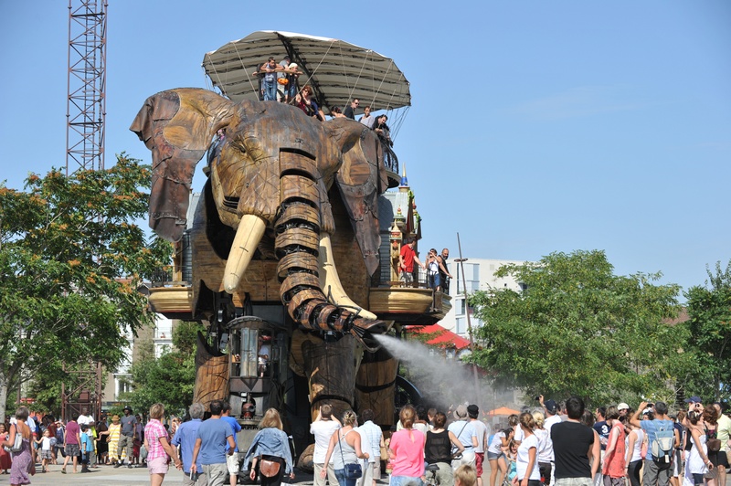 Нант, Франція, 19 серпня. Механічний слон висотою в 12 метрів розбризкує воду з хобота в парку «Острів машин», розташованому в центрі міста. Фото: FRANK PERRY/AFP/GettyImages 