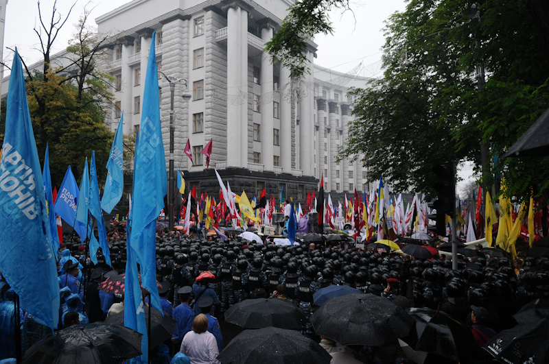 Під ВР зібралися мітингувальники з приводу мовного законопроекту. Фото: Володимир Бородін/EpochTimes.com.ua 