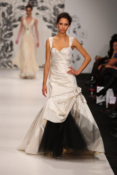 Свадебные платья на Неделе моды-2010 в Новой Зеландии,Окленде.Фото Graham Denholm/Getty Images 