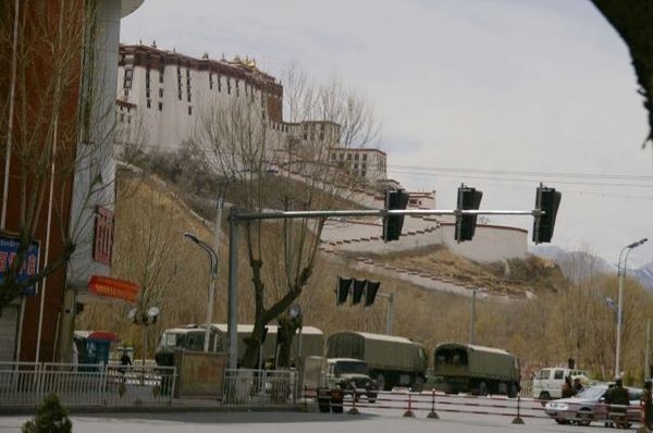 Китайська армія і загони озброєної поліції патрулюють вулиці в столиці Тибету Лхасі. Всі дороги до Тибету перекриті. Фото: AFP 