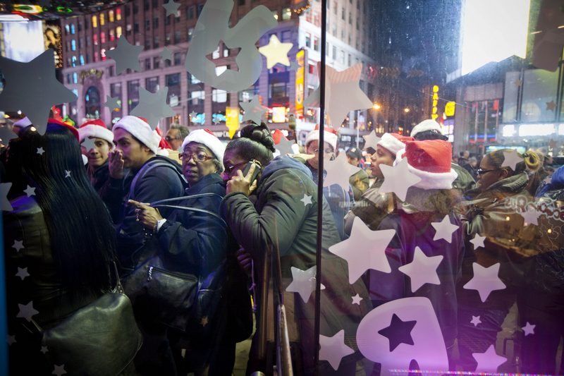 У США з Дня подяки починається підготовка до Нового року та Різдва. Люди запасаються подарунками й листівками, щоб у дні новорічних свят створити передсвятковий настрій собі та домашнім. Фото: Michael Loccisano/Getty Images  