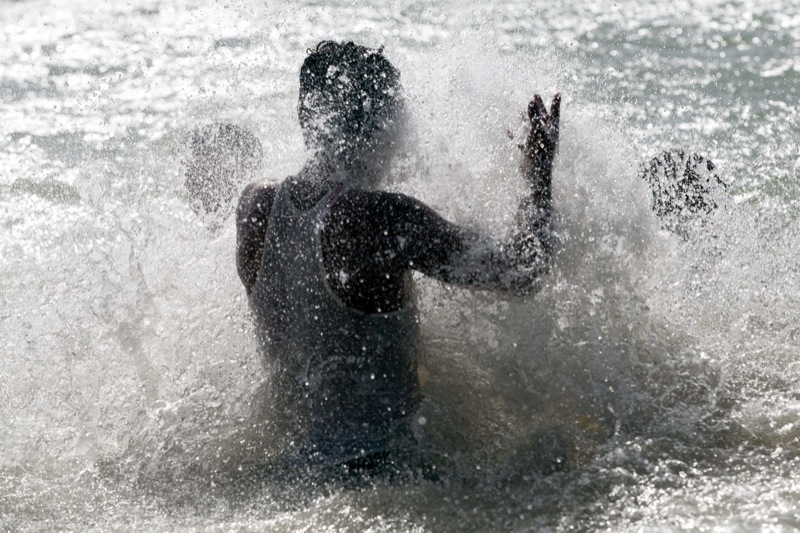1 Мужчина купается в водохранилище. Фото: Majid Saeedi/Getty Images 