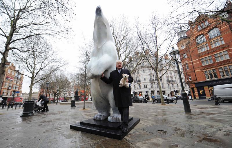Лондон, Англия, 14 января. В Слоун-сквере установлена скульптура «Белый медведь Борис» — в стране стартовала кампания по сохранению популяции белых медведей. Фото: Stuart Wilson/Getty Images 
