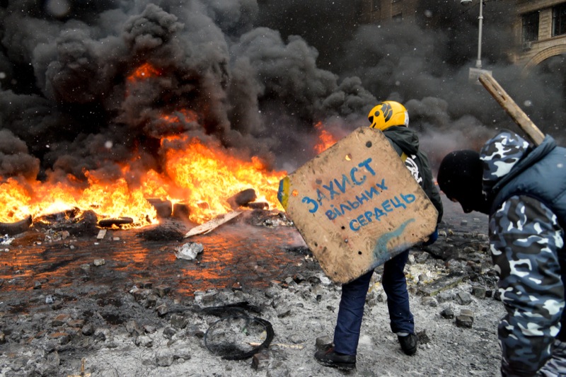 Противостояние между противниками украинской власти и силовиками в Киеве на улице Грушевского. Фото: Велика Епоха 