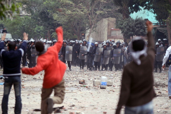 В Каїрі третій день тривають масові протести і сутички маніфестантів із поліцією. Фото: MAHMUD KHALED/AFP/Getty Images  