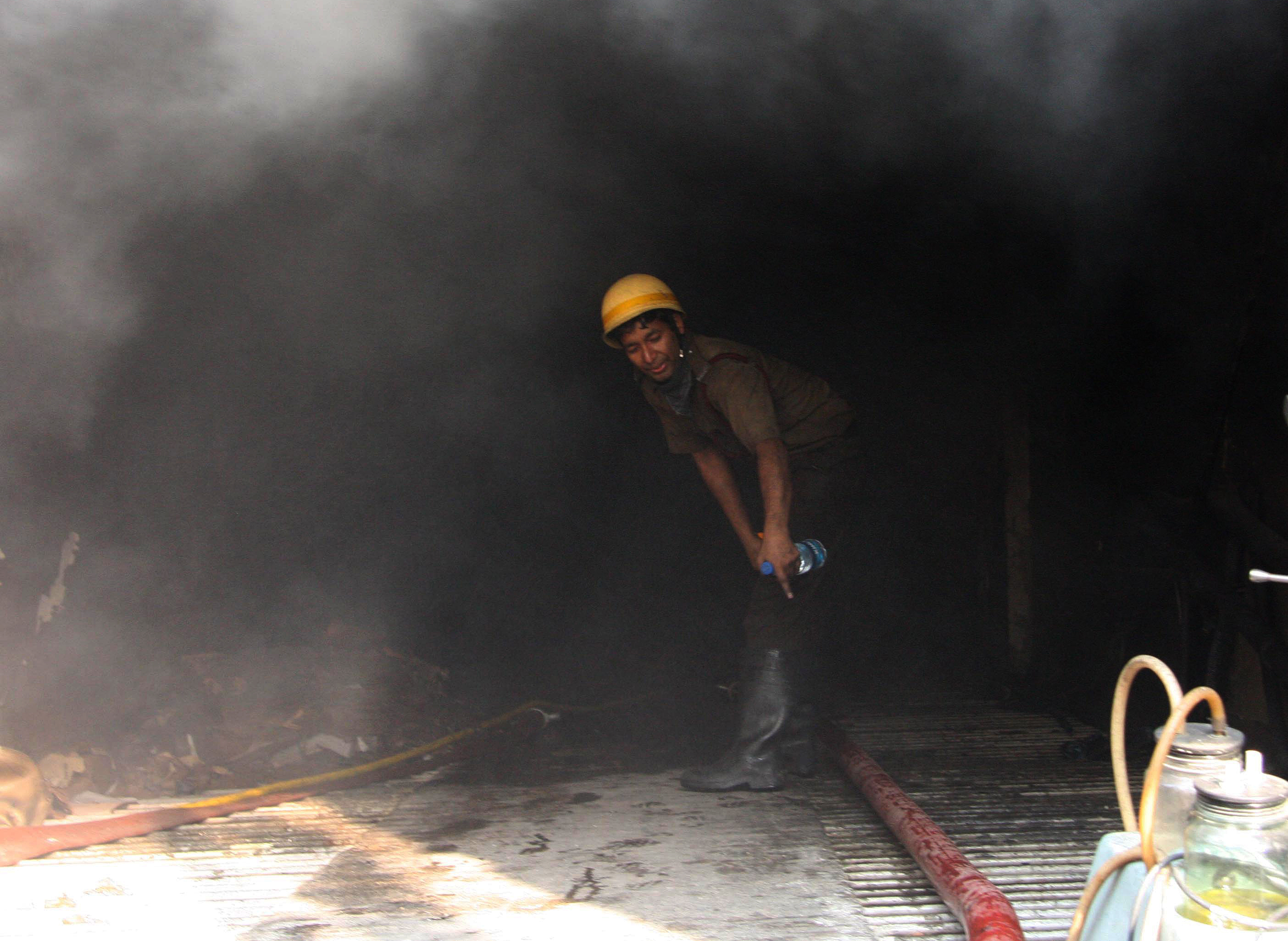 Багато хто з них задихнувся від диму. На момент пожежі в клініці перебувало 160 пацієнтів. Індійська влада чекає, що кількість жертв може зрости. Фото: STRDEL/AFP/Getty Images 