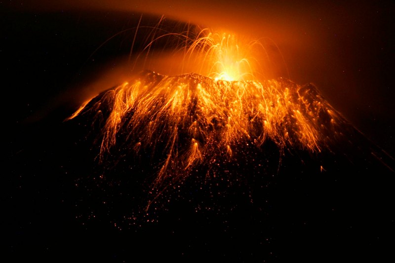 Пелілео, Еквадор, 8 травня. Вулкан Тунгурауа викидає потоки лави. Фото: CARLOS CAMPANA/AFP/Getty Images 