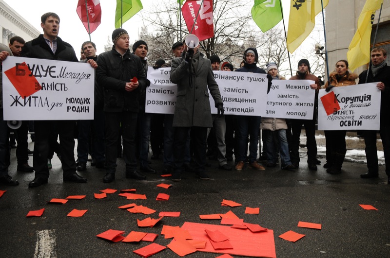 Акция с критикой Виктора Януковича, посвященная итогам его 2-летнего правления, состоялась возле Администрации президента 27 февраля 2012 года. Фото: Владимир Бородин/The Epoch Times Украина 