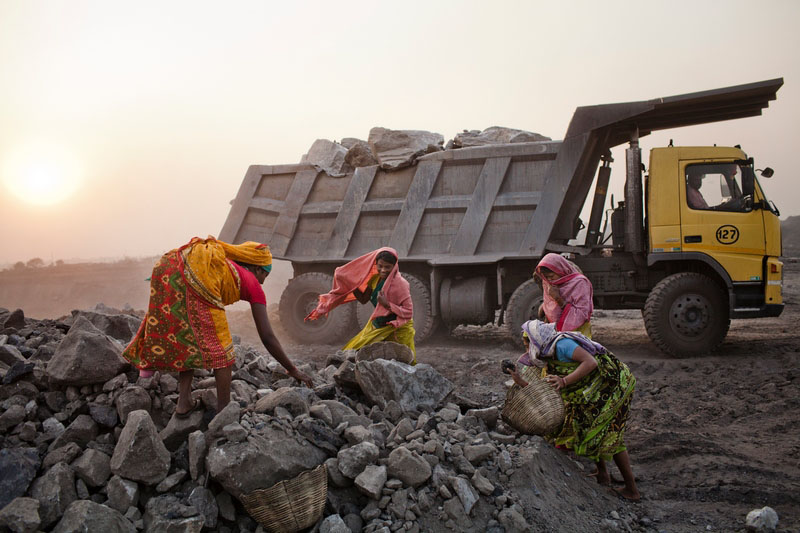 Місцеві жителі збирають вугілля в кар'єрі в селищі Джина Гора, родовище Джхарія, Індія. Фото: Daniel Berehulak/Getty Images 