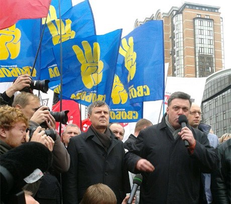 Опозиція розгорнула мітинг біля ЦВК. Фото: facebook.com/Batkivshchyna 