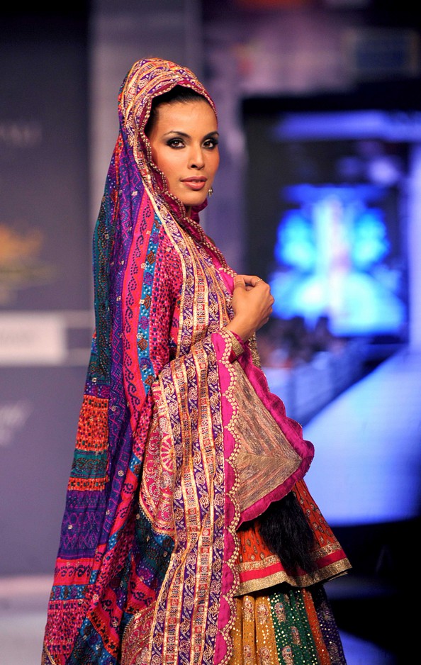 Этническая индийская мода на Rajasthan Fashion Week. Фото: STR/AFP/Getty Images 
