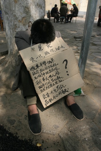 23 квітня 2005г. Селянин на площі г.Чженчжу продае нирки. Фото з epochtimes.com 