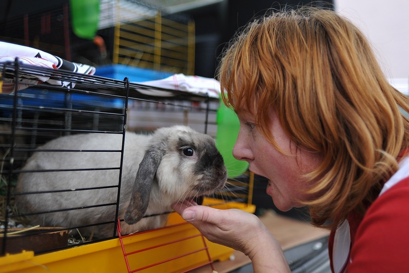 Лада Сипова-Крецова зі своїм кроликом. Фото: Harold Cunningham/Getty Images 