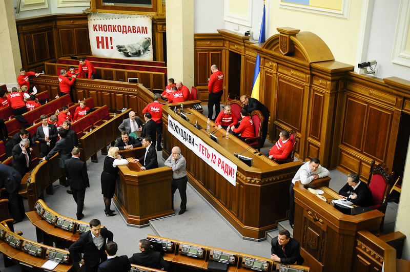 Опозиція продовжує блокувати роботу парламенту, домагаючись персонального голосування. Фото: Володимир Бородін / Велика Епоха 