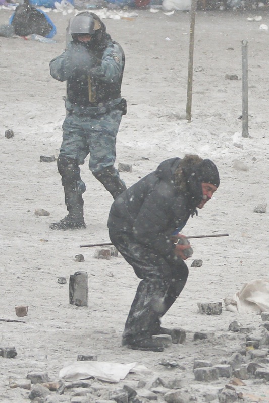 Противостояние между противниками украинской власти и силовиками в Киеве на улице Грушевского. Фото: Велика Епоха 