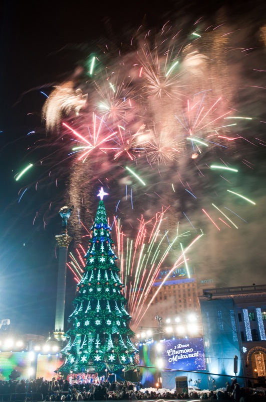 У Києві 19 грудня 2012 року запалили новорічну ялинку. Фото: Володимир Бородін / Велика Епоха 