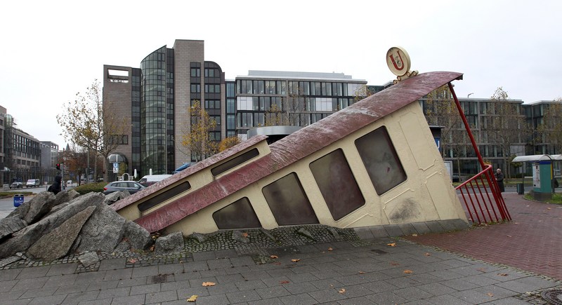 Франкфурт-на-Майні, Німеччина, 7 листопада. Ось таким незвичайним чином архітектор Збігнєв Петер Пінінскі оформив вхід на станцію метро, розташовану біля кампусу університету. Фото: DANIEL ROLAND/AFP/Getty Images 