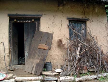 Житло відлюдників. Гори Чжуннаньшань у Китайській Народній Республіці. Фото з kanzhongguo.com 