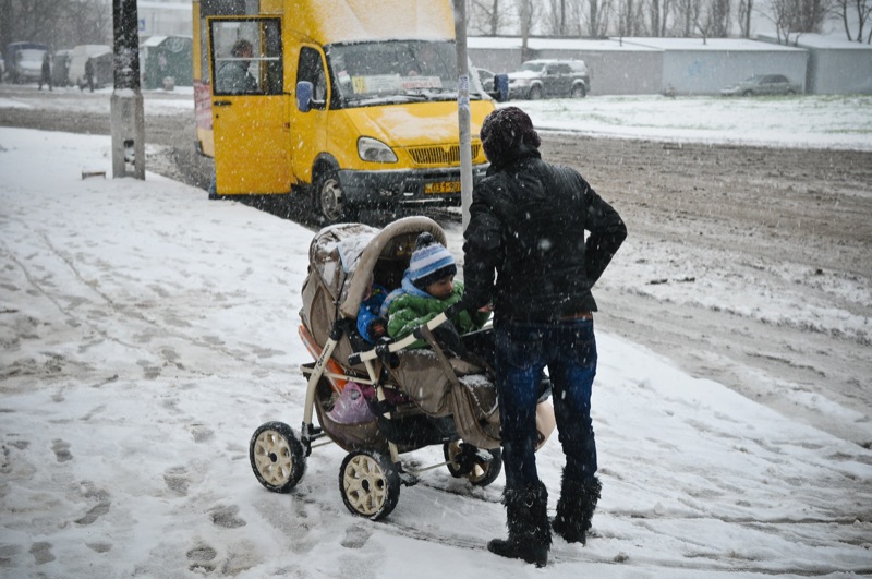 Перший сніг у Києві супроводжувався поривчастим вітром та налипанням. Фото: Володимир Бородін/Велика Епоха 
