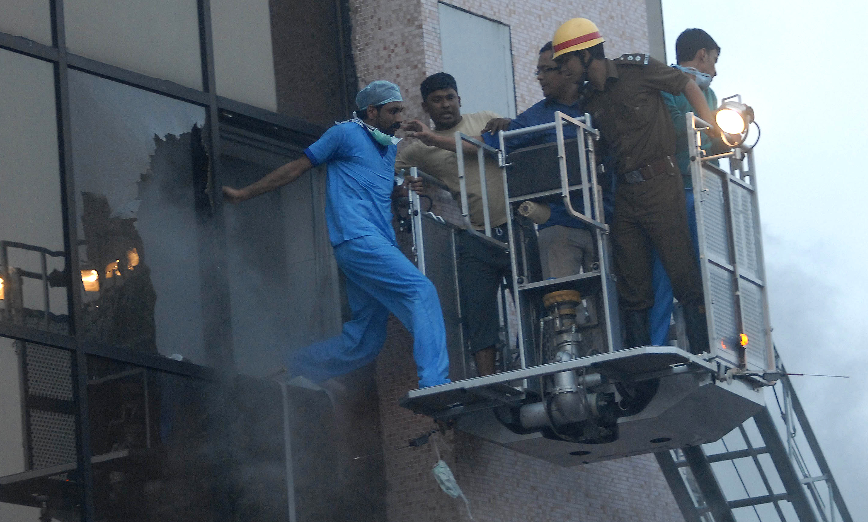 Багато хто з них задихнувся від диму. На момент пожежі в клініці перебувало 160 пацієнтів. Індійська влада чекає, що кількість жертв може зрости. Фото: STRDEL/AFP/Getty Images 