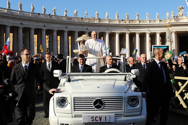 Ватикан, 19 березня. Папа римський Франциск I їде на автомобілі площею святого Петра під час інавгурації. Фото: Spencer Platt/Getty Images 