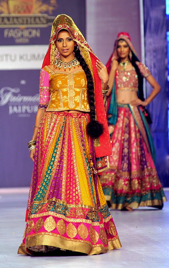 Этническая индийская мода на Rajasthan Fashion Week. Фото: STR/AFP/Getty Images 