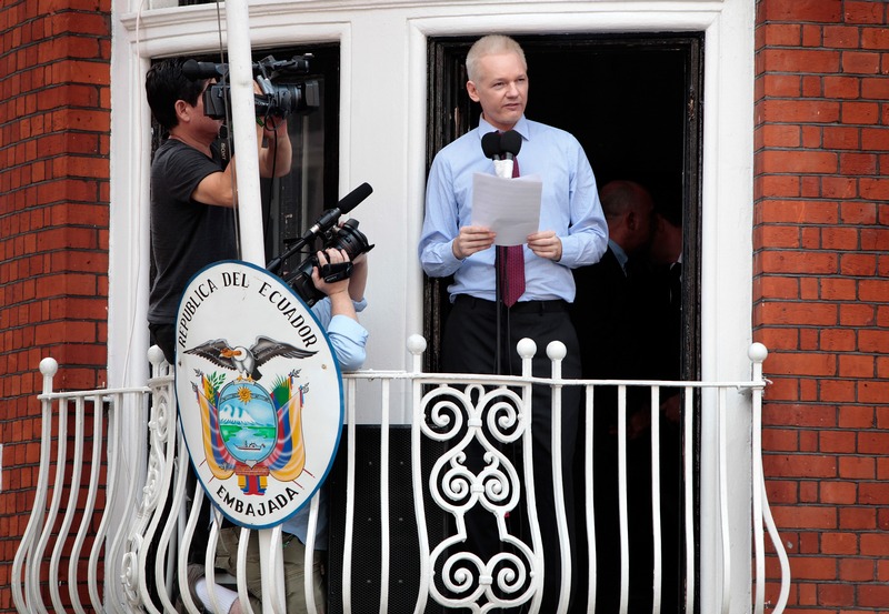 Лондон, Англія, 19 серпня. Джуліан Ассанж вступає перед пресою, стоячи на балконі посольства Еквадору. Фото: Rosie Hallam/Getty Images 