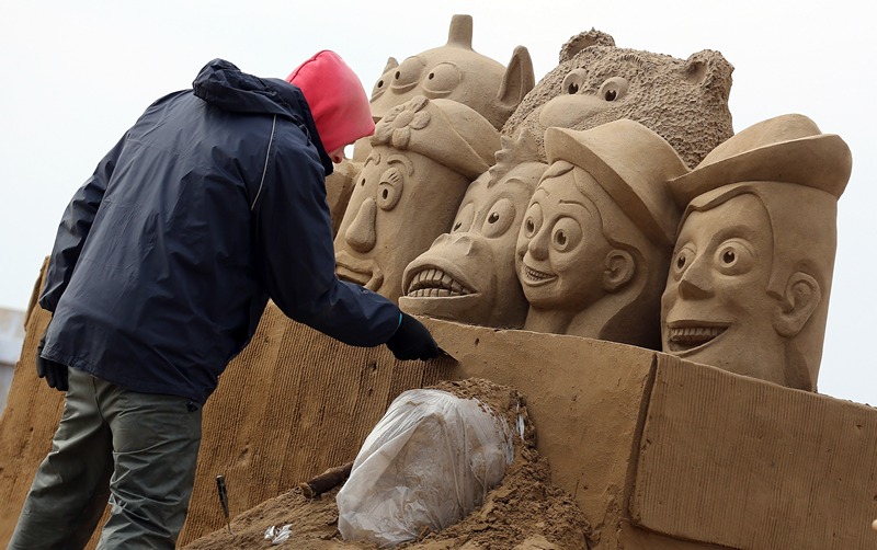 «Історія іграшок». Майстер працює над створенням скульптури. Фото: Matt Cardy/Getty Images 