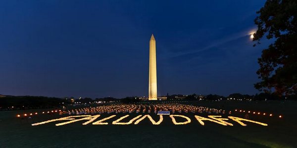 Церемонія із запаленими свічками біля монумента Вашингтона. Фото з сайту ru-enlightenment.org 