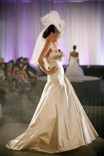 На подіумі - весільні моделі в рамках Фестивалю Моди L'Оreal у Мельбурні (Австралія) 8 березня 2008 року. (Фото: Хібберд Кейн / Getty Images) 