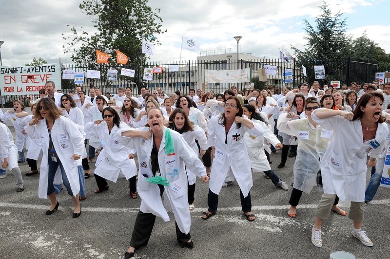 Тулуза, Франція, 12 липня. Фармацевти невдоволені наміром влади закрити підприємства фармацевтичної групи Sanofi. Фото: REMY GABALDA/AFP/GettyImages 