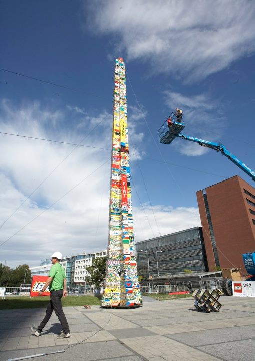 У Чехії спорудили найвищу в світі башту з конструктора Lego. Фото: facebook.com/LEGOvez 