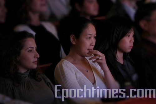 Зрители заворожено смотрят концерт творческого коллектива Шень Юнь Фото: Ма Ёджи/ Великая Эпоха 