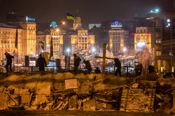 За ночь в центре Киева увеличилось число баррикад. Фото: Brendan Hoffman/Getty Images 
