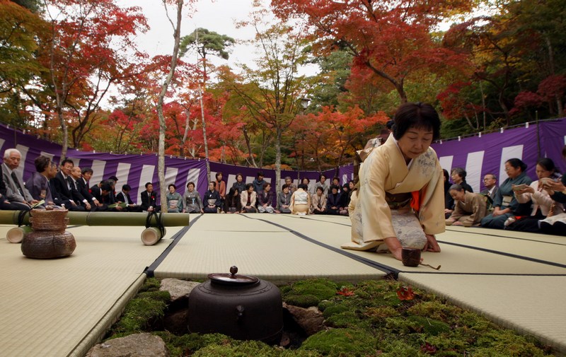 Кобе, Японія, 2 листопада. Майстер чайної церемонії готує зелений чай в пам'ять про правителя 14 століття Тойотомі Хідейосі, який відвідував ці місця і захопився чайною церемонією. Фото: Buddhika Weerasinghe/Getty Images 