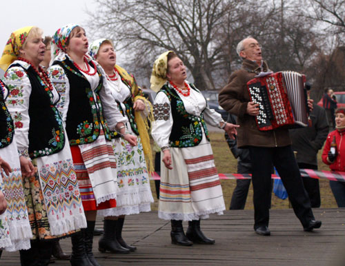 Учасники святкового концерту співають народну пісню. Фото: Юрій Петюк/Велика Епоха 
