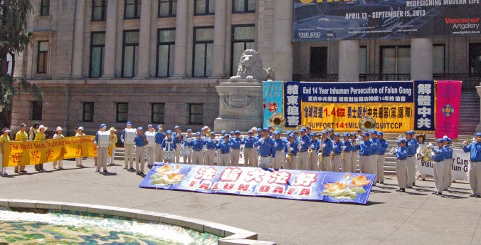 Ванкувер, Канада. День памяти погибших от репрессий практикующих Фалунь Дафа. Фото: Великая Эпоха 