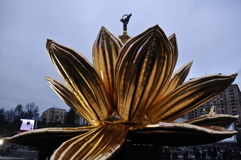 Десятиметровий лотос встановили в Києві 7 квітня 2012 року. Фото: Володимир Бородін/The Epoch Times Україна 