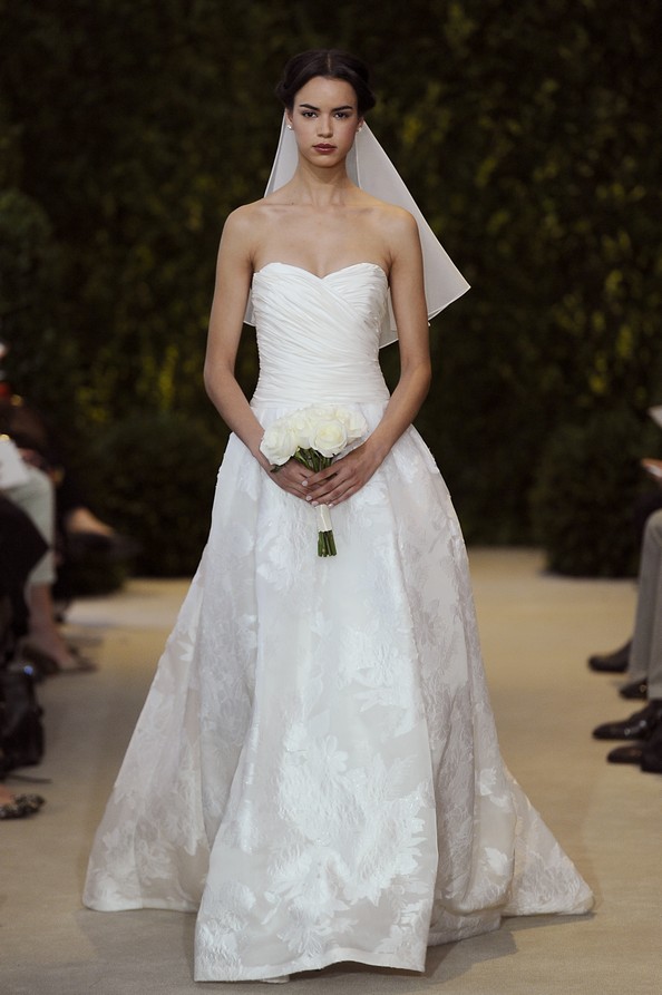 Весільна колекція весна-літо 2014 від Carolina Herrera. Фото: Fernanda Calfat/Getty Images 